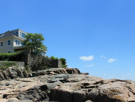 新郎建筑公司为Marblehead的传统海滨住宅进行了超现代的改造.